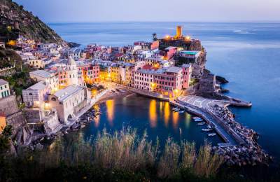 Уютная Манарола - красочный город на скалах Италии. Фото