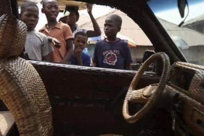 Нигериец создал плетеный автомобиль. Фото