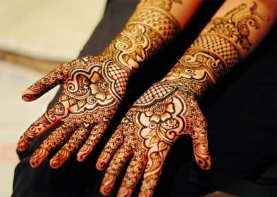 Индийские невесты с росписью рук Mehndi. Фото