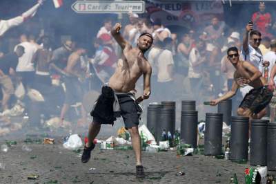 Российские и английские фанаты устроили массовое побоище в Марселе