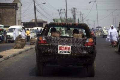 Нигериец создал плетеный автомобиль. Фото