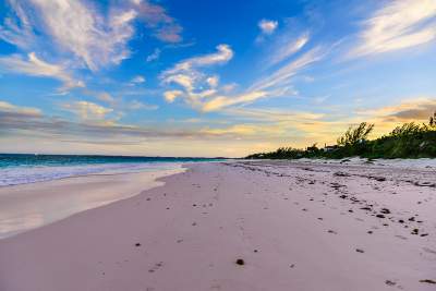 Розовые пляжи на Багамах на острове Харбор. Фото