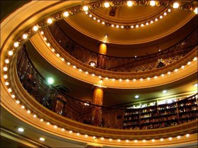 Столетний театр стал роскошным книжным магазином. Фото