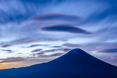 Красота облаков над вулканом Фудзияма. Фото