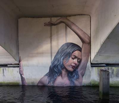 Необычные фрески плавающих женщин от талантливого художника. Фото