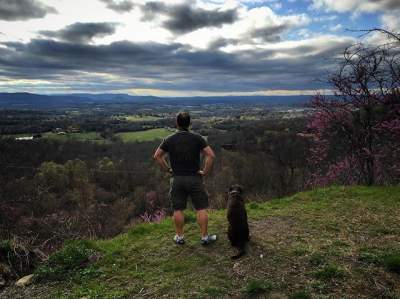 Друзья на всю жизнь: парень путешествует вместе с больной собакой. Фото