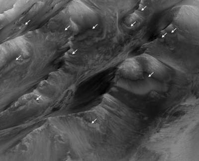 NASA показало водные марсианские каньоны