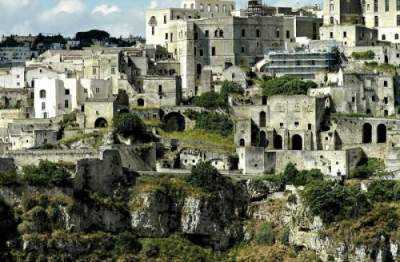 Необычный отель в пещерах каменного века в Италии