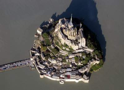 Неприступная французская крепость Мон-Сен-Мишель. Фото