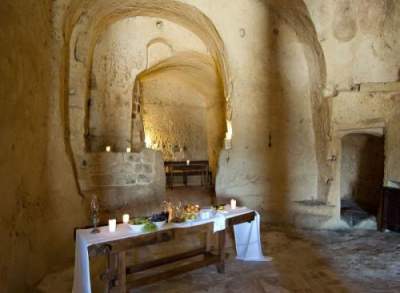 Необычный отель в пещерах каменного века в Италии