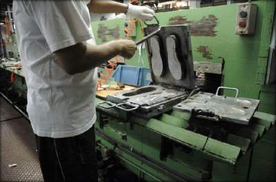 Модницам не смотреть: китайская фабрика по изготовлению «брендовой» обуви. Фото