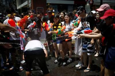 В Сеуле прошел фестиваль водяных пистолетов. Фото