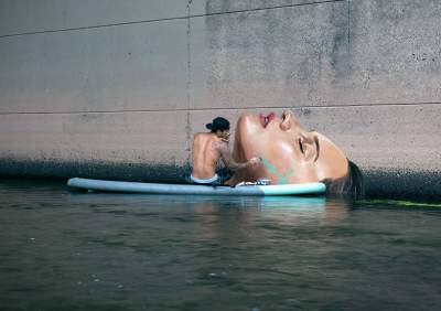 Необычные фрески плавающих женщин от талантливого художника. Фото
