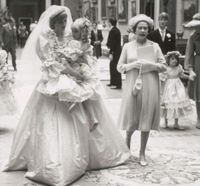 В интернет попали фото со свадьбы принцессы Дианы, которые никогда ранее не публиковались