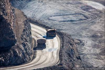 Пугающие снимки самого большого в мире золотого рудника. Фото