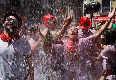 Народные гуляния в Испании: реки алкоголя в красных тонах. Фото