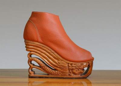 Дизайнер создает удивительную деревянную обувь. Фото