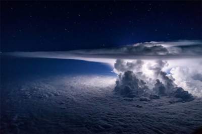 Пилот сделал потрясающее фото шторма над океаном