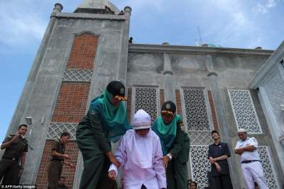 Как в Индонезии наказывают за «любовь вне брака». Фото
