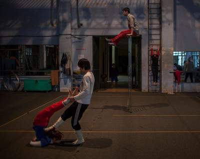 Фотограф показал тяжелые будни вьетнамских циркачей. Фото