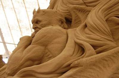Занимательный процесс создания скульптур из песка. Фото
