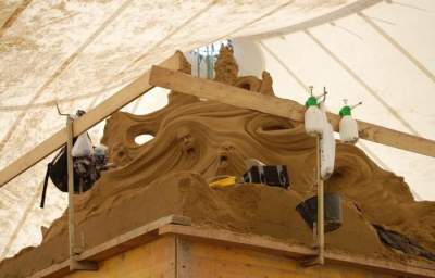 Занимательный процесс создания скульптур из песка. Фото