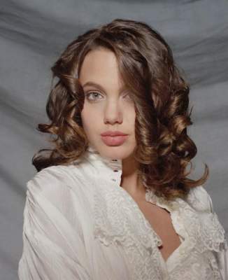В Интернет попало редкое фото 16-летней Анджелины Джоли
