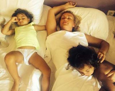 Камалия сфотографировалась в постели со своими детьми