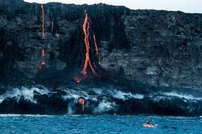 Это стоит увидеть: серфинг на фоне извергающегося вулкана. Фото