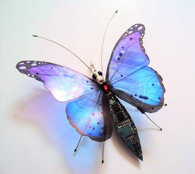 Изящные бабочки из техномусора. Фото