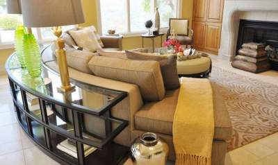 Необычные варианты диванов, соединенных со столами. Фото