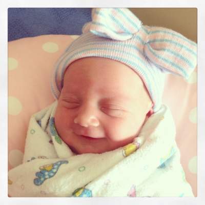 Минутка позитива: первые улыбки новорожденных малышей. Фото
