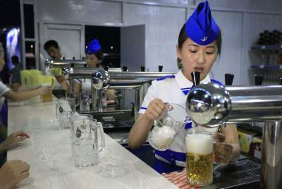 Интересные моменты первого в Северной Корее пивного фестиваля. Фото