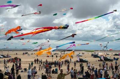 Яркий фестиваль воздушных змеев прошел в Англии. Фото