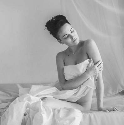 Даша Астафьева похвасталась естественной красотой в черно-белом фотосете