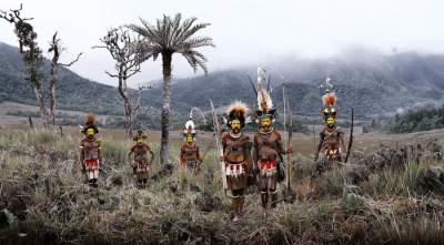 Колоритные представители племен горока и хули. Фото