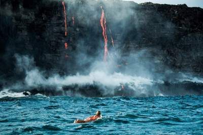 Это стоит увидеть: серфинг на фоне извергающегося вулкана. Фото