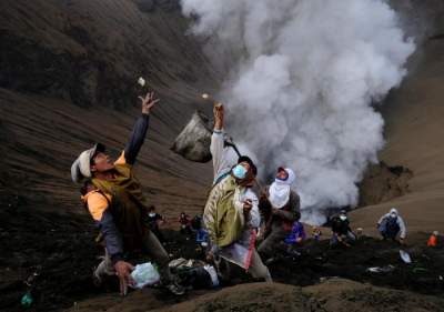  Необычный вулкан, поглощающий еду. Фото