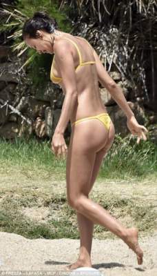 Ирина Шейк понежилась на пляже в крошечном бикини