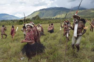 Быт воинственных племен Индонезии. Фото