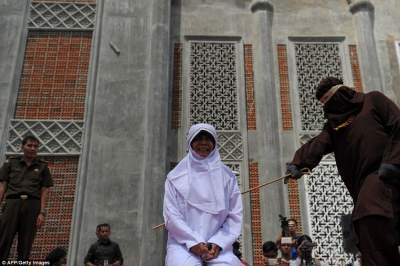 Как в Индонезии наказывают за «любовь вне брака». Фото