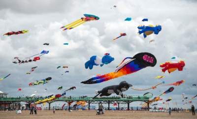 Яркий фестиваль воздушных змеев прошел в Англии. Фото