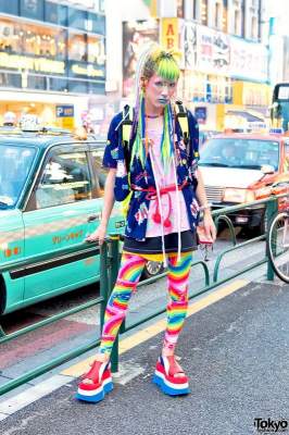 Яркие наряды японских модников на улицах Токио. Фото