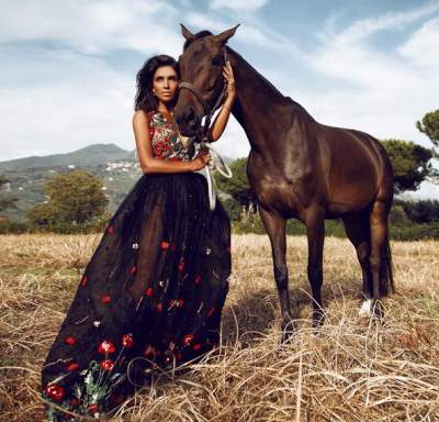 Санта Димопулос приняла участие в роскошной фотосессии с лошадьми