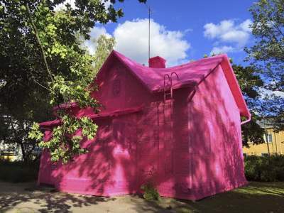 Розовый дом в финском городе Керава, вязанный крючком. Фото