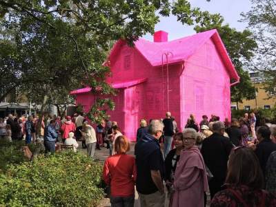 Розовый дом в финском городе Керава, вязанный крючком. Фото