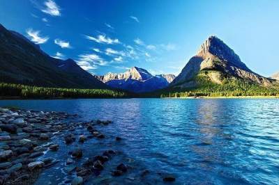 Цветные камушки американского озера Макдональд. Фото