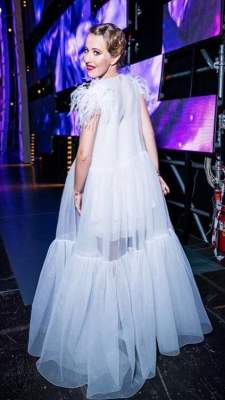 Ксения Собчак поразила элегантностью в белом стильном платье