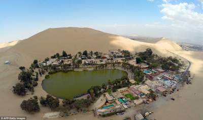 Город-оазис посреди песчаных дюн Атакамы. Фото