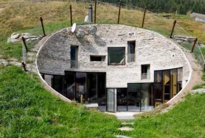 Необычный дом, построенный в холме. Фото